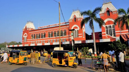 Téléchargez les photos : Chennai, Tamilnadu, Inde-29 décembre 2022 : Puratchi Thalaivar Dr MGR Gare centrale de Chennai City. Stand automatique avec fond d'architecture. - en image libre de droit