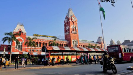 Téléchargez les photos : Chennai, Tamilnadu, Inde-29 décembre 2022 : Busstop devant Puratchi Thalaivar Dr MGR Gare centrale de Chennai City. - en image libre de droit