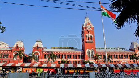 Téléchargez les photos : Chennai, Tamilnadu, Inde-29 décembre 2022 : Busstop devant Puratchi Thalaivar Dr MGR Gare centrale de Chennai City. - en image libre de droit