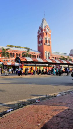 Foto de Chennai, Tamilnadu, India-29 de diciembre de 2022: parada de autobús frente a Puratchi Thalaivar Dr MGR Estación central de tren de la ciudad de Chennai. - Imagen libre de derechos