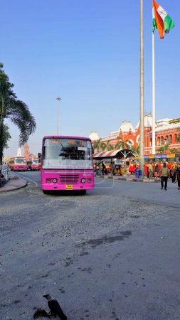 Téléchargez les photos : Chennai, Tamilnadu, Inde 29 décembre 2022 : Bus gratuits pour les femmes au Tamilnadu. Bus devant Puratchi Thalaivar Dr MGR Gare centrale de Chennai City. - en image libre de droit