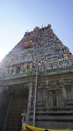 Foto de Chennai, Tamilnadu, India-29 de diciembre de 2022: Hermosa vista de la entrada del antiguo Templo Kapaleeshwarar. Increíble arquitectura con ídolos hindúes coloridos - Imagen libre de derechos
