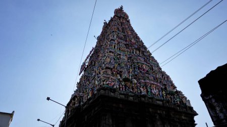 Téléchargez les photos : Chennai, Tamilnadu, Inde-29 décembre 2022 : Belle vue sur l'entrée de l'ancien temple Kapaleeshwarar. Architecture étonnante avec des idoles hindoues colorées - en image libre de droit