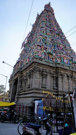 Téléchargez les photos : Chennai, Tamilnadu, Inde-29 décembre 2022 : Belle vue sur l'entrée de l'ancien temple Kapaleeshwarar. Architecture étonnante avec des idoles hindoues colorées - en image libre de droit