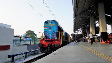 Téléchargez les photos : Chennai, Tamilnadu, Inde-29 décembre 2022 : Vue du moteur des trains stationnés à la gare centrale de Chennai attendant les passagers à bord. - en image libre de droit