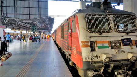 Téléchargez les photos : Chennai, Tamilnadu, Inde-29 décembre 2022 : Vue du moteur des trains stationnés à la gare centrale de Chennai attendant les passagers à bord. - en image libre de droit