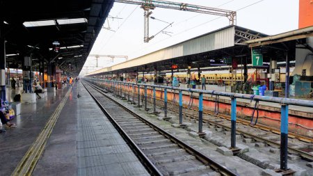 Téléchargez les photos : Chennai, Tamilnadu, Inde-29 décembre 2022 : Vue de la voie ferrée sur les quais de la gare centrale de Chennai en attendant l'arrivée des trains - en image libre de droit