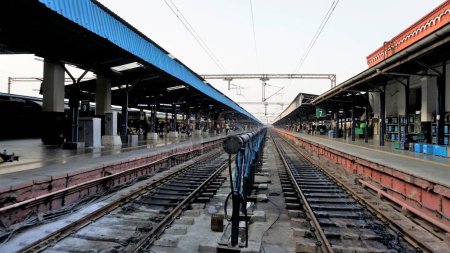 Téléchargez les photos : Chennai, Tamilnadu, Inde-29 décembre 2022 : Vue de la voie ferrée sur les quais de la gare centrale de Chennai en attendant l'arrivée des trains - en image libre de droit