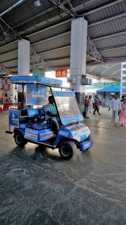 Téléchargez les photos : Chennai, Tamilnadu, Inde-29 décembre 2022 : Voiture électrique parrainée par la banque Canara dans le cadre de la RSE ou de la responsabilité sociale des entreprises pour le transport de passagers - en image libre de droit