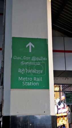 Téléchargez les photos : Chennai, Tamilnadu, Inde-29 décembre 2022 : Vue de la plate-forme de la gare centrale de Chennai où les passagers attendent le train. - en image libre de droit