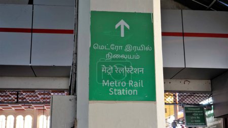 Téléchargez les photos : Chennai, Tamilnadu, Inde-29 décembre 2022 : Vue de la plate-forme de la gare centrale de Chennai où les passagers attendent le train. - en image libre de droit