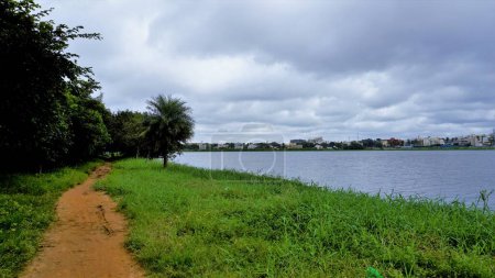 Paisaje Escénico Hermosa cubierta verde exuberante a pie vista del lago carril en BTM o Madiwala. El mejor lugar para caminar o trotar en la mañana y la noche.