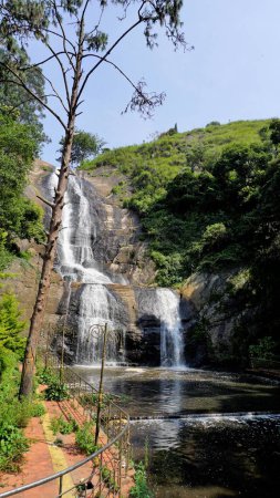 Schöne malerische Aussicht auf Kodaikanal Silber Kaskade Wasserfälle. Top-Touristenattraktion für Familie, Freunde und Flitterwochen
