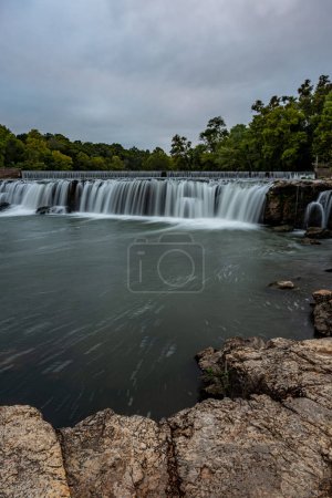 Foto de La cascada de Grand Falls es la mayor cascada natural que fluye continuamente en Missouri. Se encuentra en Joplin en la región suroeste de Missouri. - Imagen libre de derechos