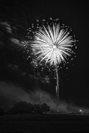 Foto de Fuegos artificiales sobre la Universidad Estatal del Sur de Missouri en Joplin, Missouri en julio 4, 2019 - Imagen libre de derechos