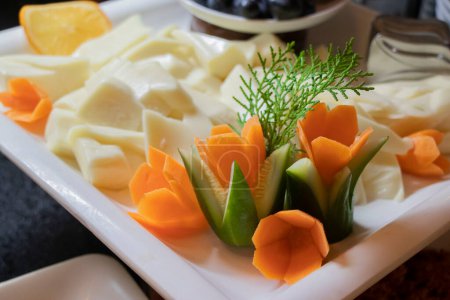Téléchargez les photos : Belles fleurs créatives faites de légumes servis sur un plateau avec du fromage en vacances à Antalaya Turquie - en image libre de droit