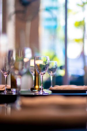 Foto de Elegantes mesas de restaurante con vasos - Imagen libre de derechos