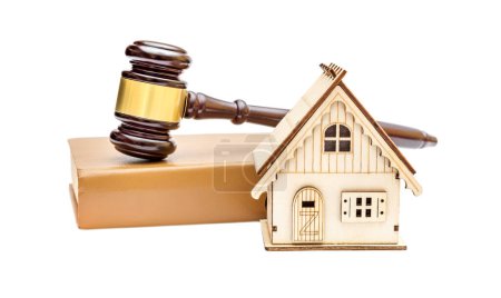 Immobilienrecht. Hausversteigerung. Hausmodell mit Hammer und Gesetzbuch auf weißem Hintergrund.