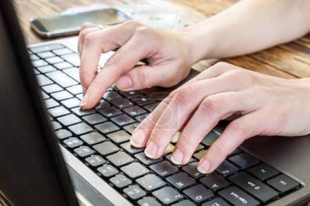 Téléchargez les photos : Femme travaillant sur l'ordinateur portable à son lieu de travail. Concept d'entreprise. - en image libre de droit