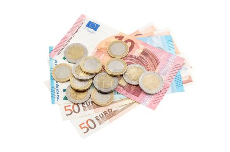 Monedas en euros con billetes en euros sobre fondo blanco. Concepto empresarial.