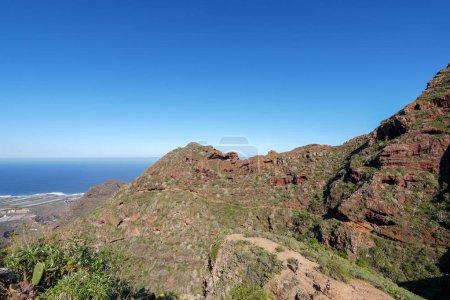 Un paysage à couper le souffle capturant les terrains accidentés des montagnes Anaga à Tenerife, îles Canaries, sous un ciel bleu clair