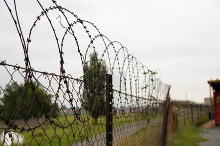 Una foto de una valla con alambre de púas, enfatizando la instalación de medidas de seguridad.