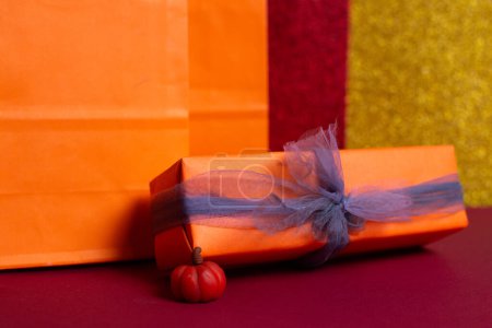 Foto de Pequeña calabaza con paquetes y regalos para Halloween - Imagen libre de derechos
