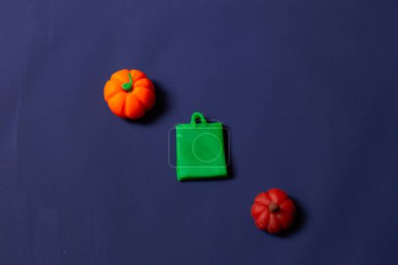 Foto de Calabazas decorativas con una bolsa de juguete sobre un fondo azul - Imagen libre de derechos