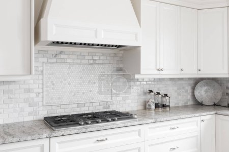 Foto de Una estufa de cocina y capucha con armarios blancos, una pared posterior de azulejos y encimera de mármol. - Imagen libre de derechos