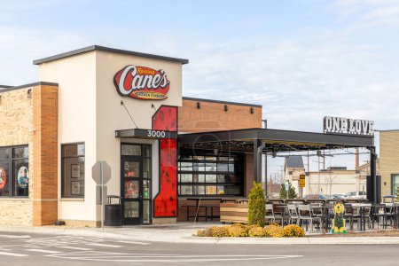Téléchargez les photos : JOLIET, IL, USA - 24 NOVEMBRE 2022 : Raising Cane's est une chaîne américaine de restauration rapide spécialisée dans les doigts de poulet. - en image libre de droit