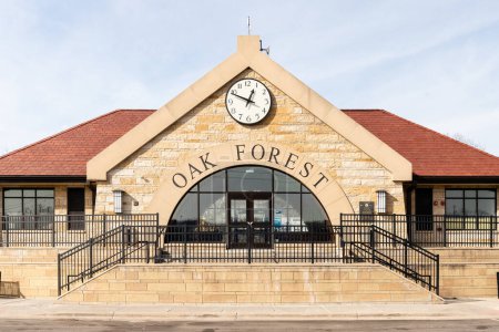 Foto de OAK FOREST, IL, EE.UU. - 6 DE FEBRERO DE 2023: La estación de tren de Metra en Oak Forest, IL con un hermoso edificio de piedra frente a las vías. - Imagen libre de derechos