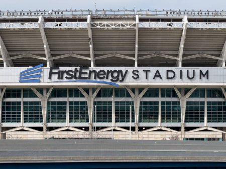 Foto de Cleveland, OH, USA - 6 de marzo de 2023: FirstEnergy Stadium es el hogar de los Cleveland Browns de la NFL, así como otros eventos deportivos y de entretenimiento. - Imagen libre de derechos