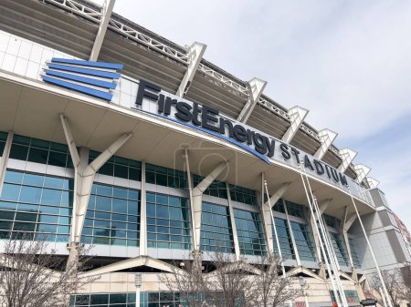 Foto de Cleveland, OH, USA - 6 de marzo de 2023: FirstEnergy Stadium es el hogar de los Cleveland Browns de la NFL, así como otros eventos deportivos y de entretenimiento. - Imagen libre de derechos
