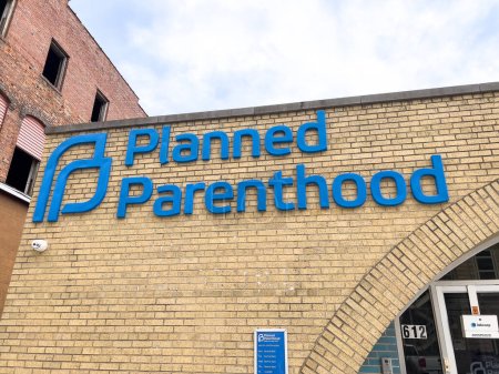 Foto de OTTAWA, IL, EE.UU. - 14 de marzo de 2023: Un centro de salud de Planned Parenthood en el centro de Ottawa, IL. La compañía proporciona servicios de planificación familiar, pruebas de ETS y abortos. - Imagen libre de derechos