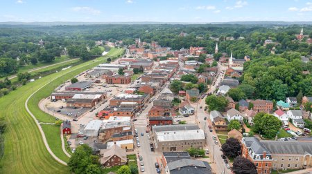 Foto de Galena, IL, Estados Unidos - 23 de julio de 2022: Una vista desde el dron del centro de Galena, IL, en el verano mostrando todos los edificios históricos y calles. - Imagen libre de derechos