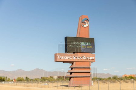 Foto de Scottsdale, AZ, Estados Unidos - 25 de octubre de 2023: The Talking Stick Resort es un complejo de cuatro diamantes con un casino, un campo de golf de primera categoría y exquisitos restaurantes.. - Imagen libre de derechos