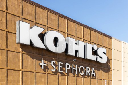 Foto de Chicago Ridge, IL, Estados Unidos - 13 de noviembre de 2023: Kohl 's y Sephora se asocian para ofrecer, artículos para el hogar, ropa y maquillaje en una tienda por departamentos en todo el país. - Imagen libre de derechos