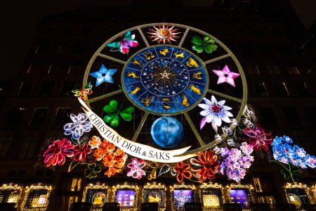 Téléchargez les photos : New York, NY, États-Unis - 11 décembre 2023 : Christian Dior et Saks ont exposé ce Carrousel de rêves de Dior sur le magasin Saks Fifth Avenue la nuit. - en image libre de droit