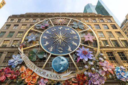 Téléchargez les photos : New York, NY, États-Unis - 9 décembre 2023 : Christian Dior et Saks ont exposé ce Carrousel de rêves de Dior sur le magasin Saks Fifth Avenue pendant la journée. - en image libre de droit