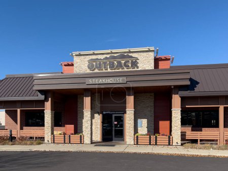 Téléchargez les photos : Naperville, IL, États-Unis - novembre 17, 2023 : Outback Steakhouse est une chaîne de restaurants décontractés américains avec un thème australien avec plus de 1,000 endroits dans le monde. - en image libre de droit