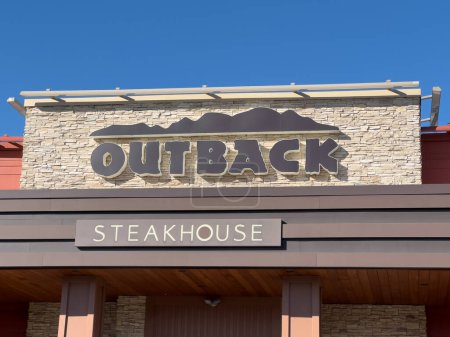 Téléchargez les photos : Naperville, IL, États-Unis - novembre 17, 2023 : Outback Steakhouse est une chaîne de restaurants décontractés américains avec un thème australien avec plus de 1,000 endroits dans le monde. - en image libre de droit