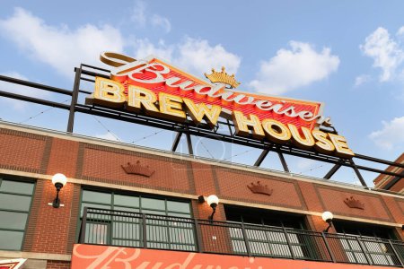 Téléchargez les photos : St. Louis, MO - 10 août 2018 : Budweiser Brew House est situé dans le village Ballpark, juste en face du stade Busch, et offre beaucoup de nourriture et de boissons pour le centre-ville. - en image libre de droit