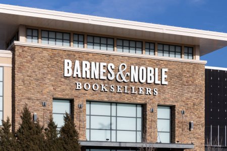 Téléchargez les photos : Oak Brook, IL, États-Unis - 12 février 2024 : Barnes and Noble Book Sellers est une chaîne de librairies qui compte près de 600 établissements aux États-Unis. - en image libre de droit
