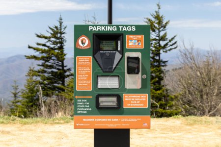 Foto de Clingmans Dome, NC, Estados Unidos - 14 de abril de 2024: Se requieren etiquetas de estacionamiento para estacionar vehículos en el Parque Nacional de las Grandes Montañas Humeantes y se pueden comprar en línea o en estos quioscos. - Imagen libre de derechos