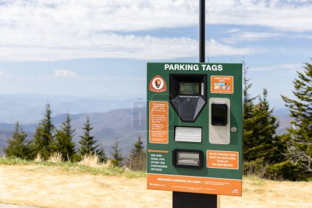 Foto de Clingmans Dome, NC, Estados Unidos - 14 de abril de 2024: Se requieren etiquetas de estacionamiento para estacionar vehículos en el Parque Nacional de las Grandes Montañas Humeantes y se pueden comprar en línea o en estos quioscos. - Imagen libre de derechos