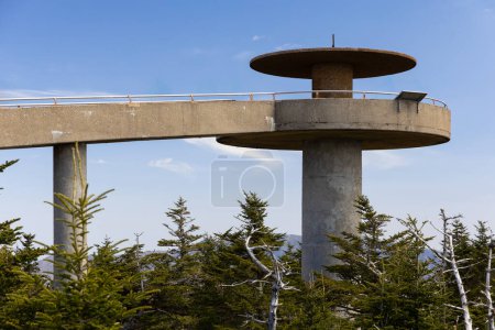 Foto de Cúpula Clingmans se encuentra en el Parque Nacional de las Grandes Montañas Humeantes en Carolina del Norte con una torre de vigilancia circular con vistas panorámicas y una elevación de 6,643 pies. - Imagen libre de derechos