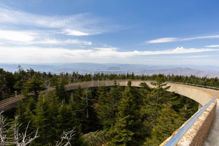 Foto de Cúpula Clingmans se encuentra en el Parque Nacional de las Grandes Montañas Humeantes en Carolina del Norte con una torre de vigilancia circular con vistas panorámicas y una elevación de 6,643 pies. - Imagen libre de derechos