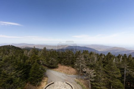 Clingmans Dome est situé dans le parc national des Great Smoky Mountains en Caroline du Nord avec une tour de guet circulaire avec vue panoramique et une altitude de 6 643 pieds.