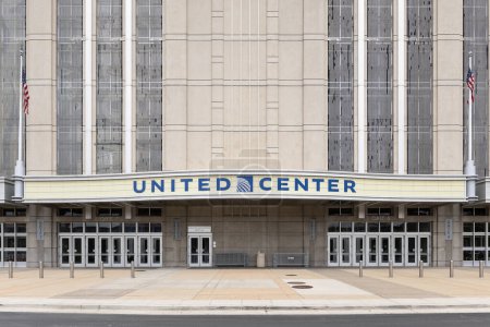 Foto de Chicago, IL, Estados Unidos - 25 de abril de 2024: El United Center, inaugurado en 1994, es el lugar de entretenimiento interior más grande de Chicago y el hogar de los Chicago Blackhawks and Bulls.. - Imagen libre de derechos
