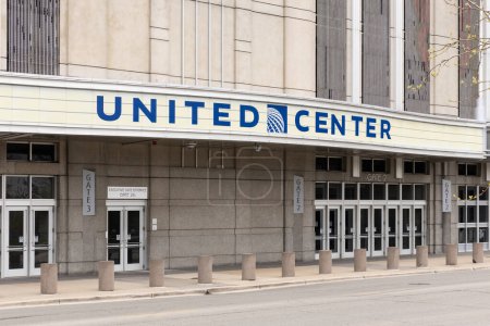 Foto de Chicago, IL, Estados Unidos - 25 de abril de 2024: El United Center, inaugurado en 1994, es el lugar de entretenimiento interior más grande de Chicago y el hogar de los Chicago Blackhawks and Bulls.. - Imagen libre de derechos